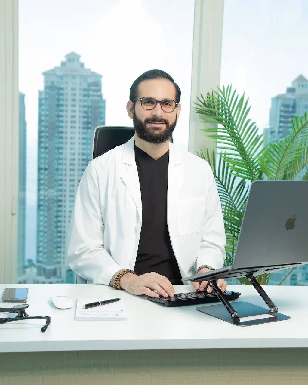 Doctor Raúll González Osorio con bata blanca