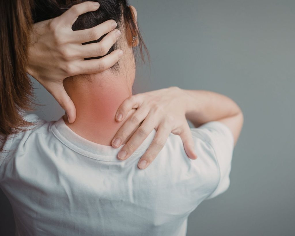 mujer con inflamación muscular en el cuello